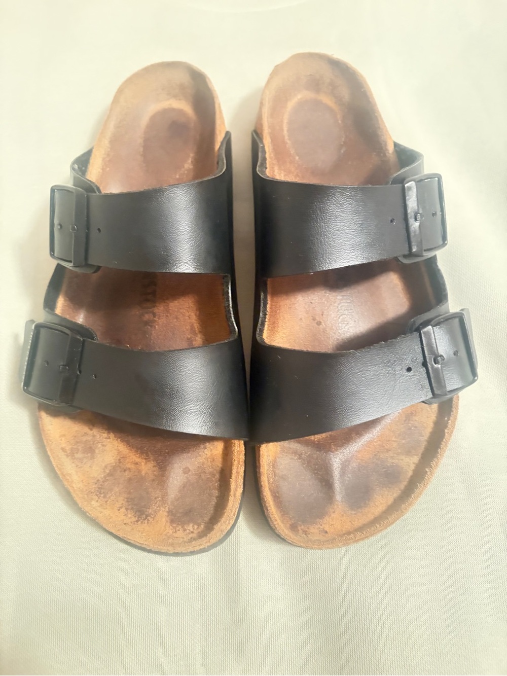 Birkenstock Arizona sandals with adjustable buckles. + A FREE 🎁